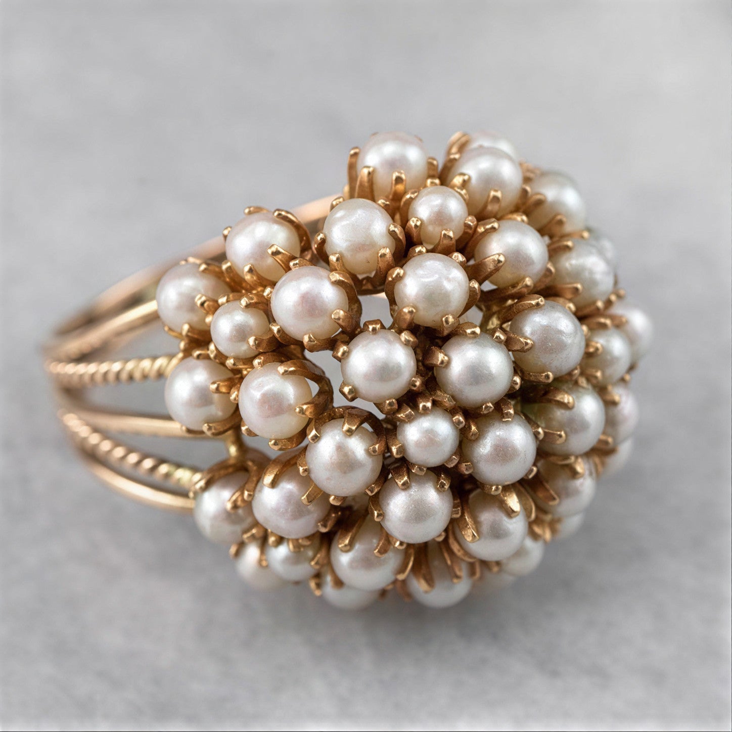 Anillo de Oro Clásico con Perla Incrustada