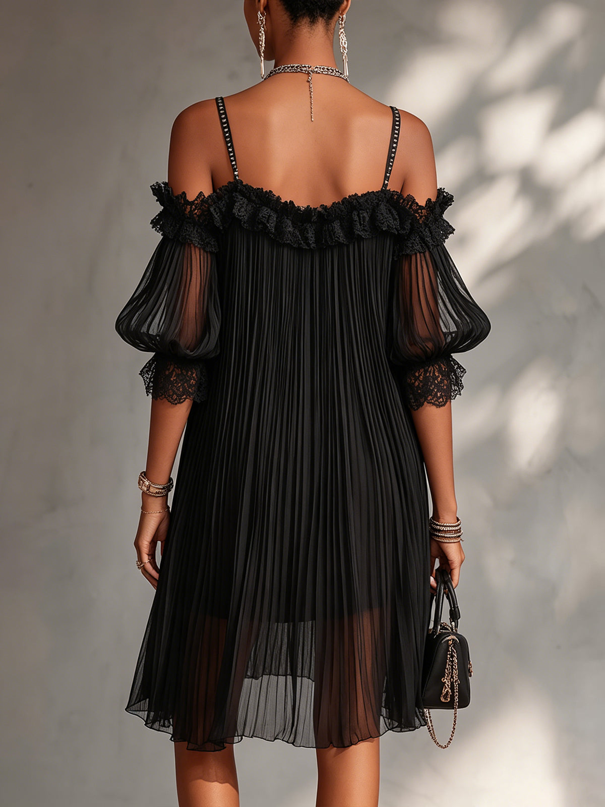 Léonie | Mini Robe Noire, Épaules Dénudées, Bordure en Dentelle