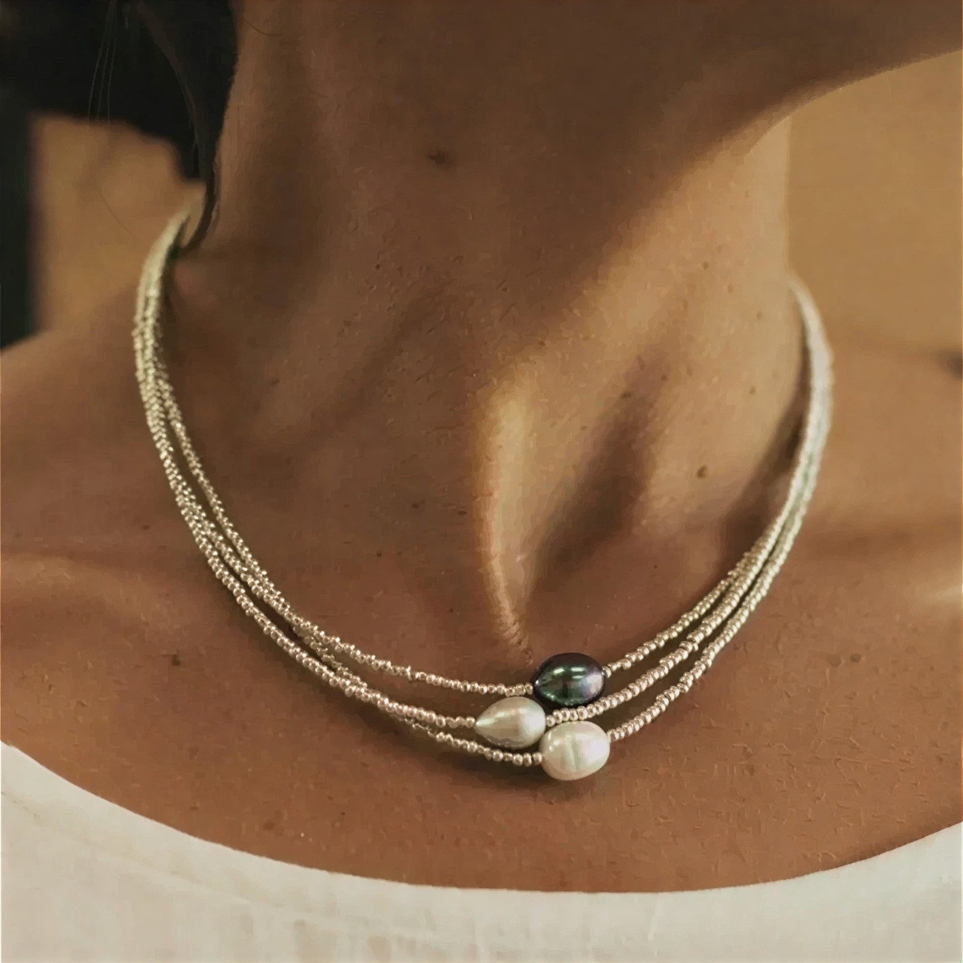 Collar Multi-Capa con Perlas Barrocas