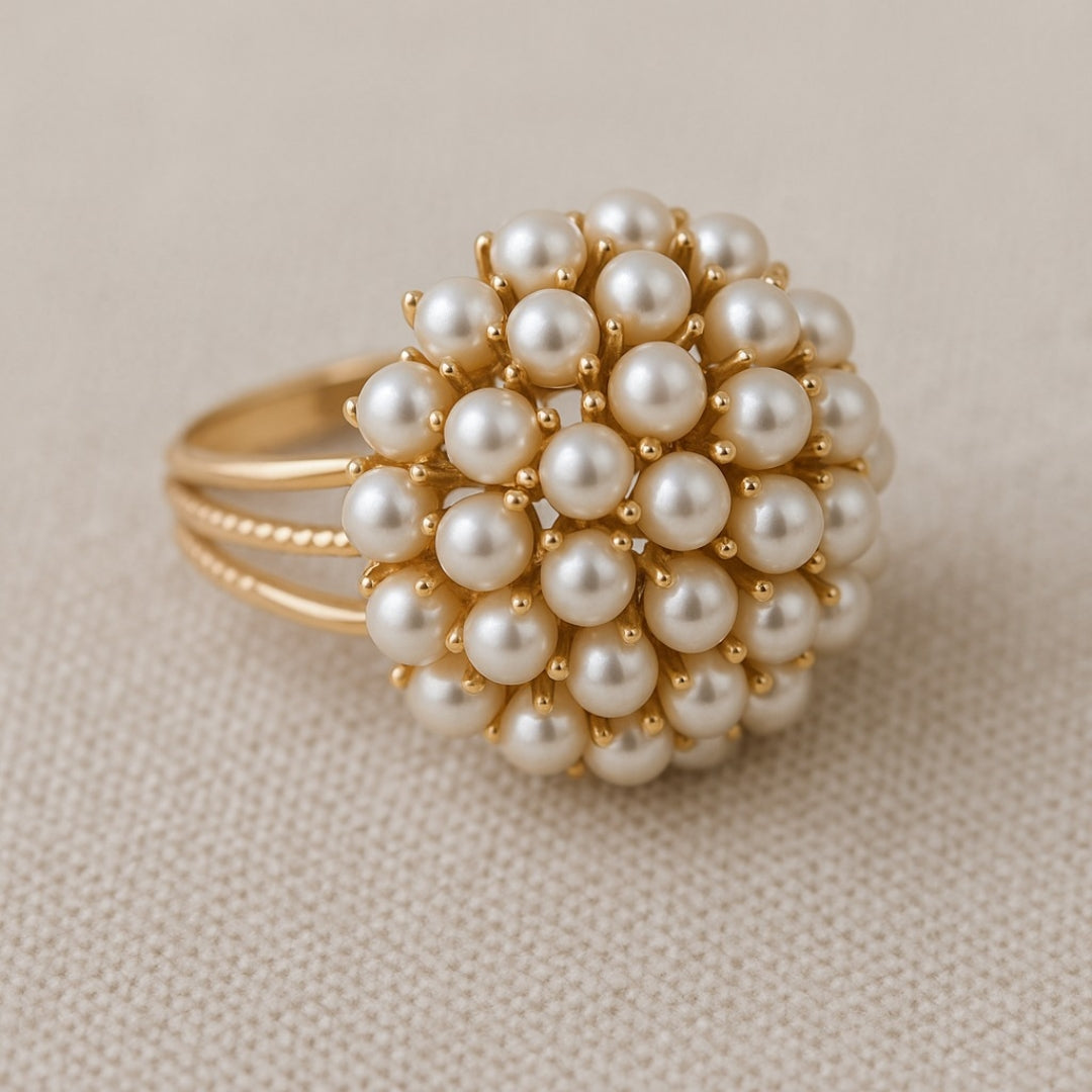 Anillo de Oro Clásico con Perla Incrustada