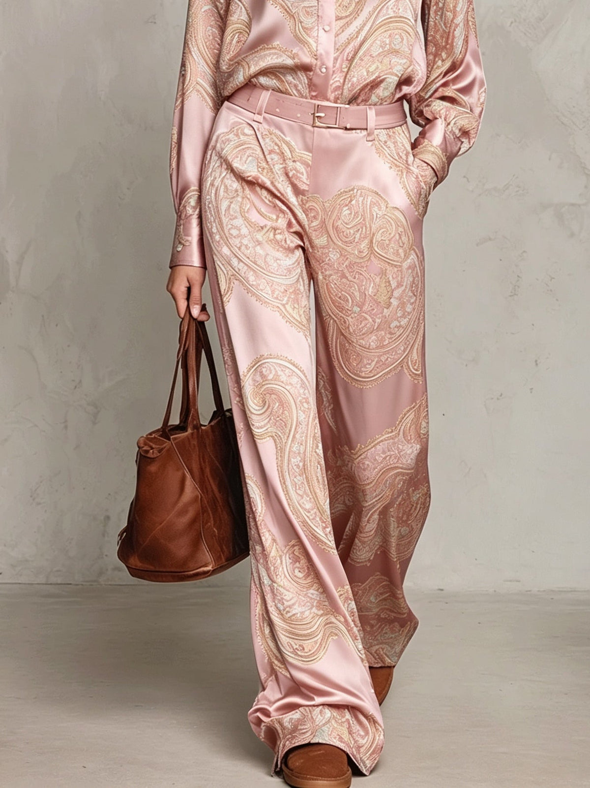Set de Camisa de Manga Larga en Satén con Estampado Paisley Rosa y Pantalones de Pierna Ancha (con cinturón)