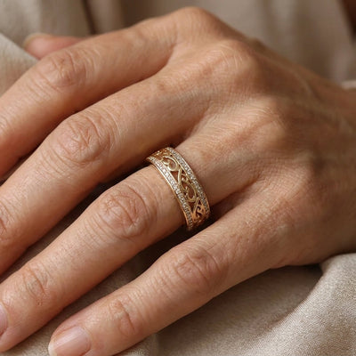Anillo de Voluta en Filigrana con Detalles de Piedras Pavé en Tono Oro