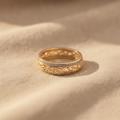 Anillo de Voluta en Filigrana con Detalles de Piedras Pavé en Tono Oro