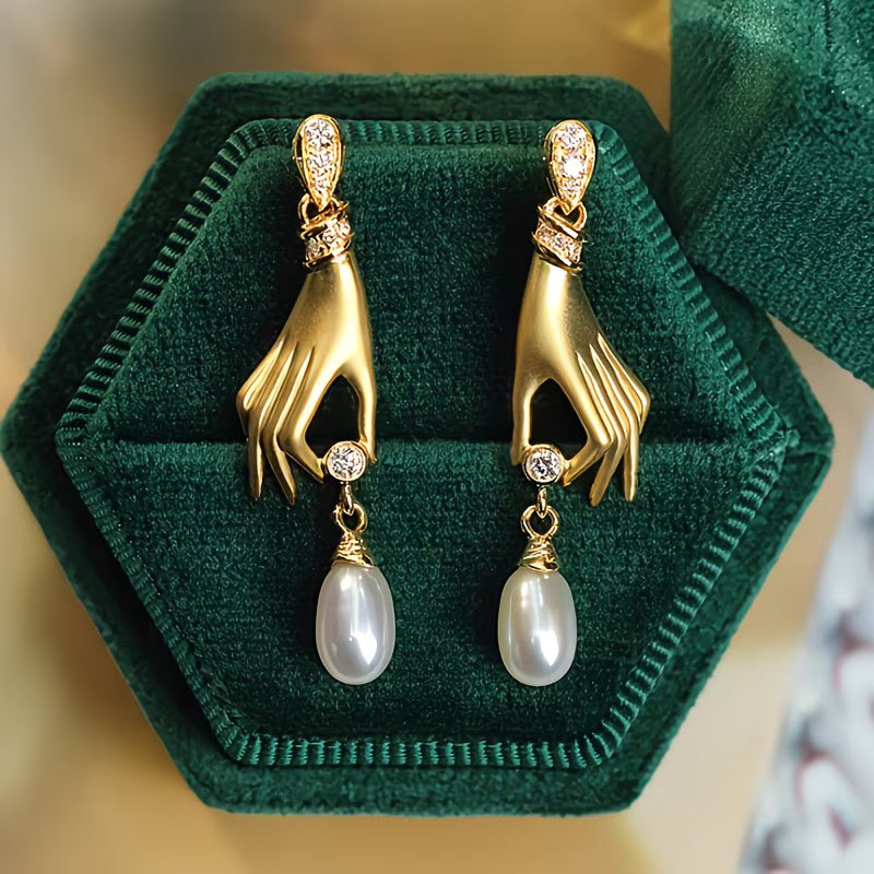 Pendientes de Perla con Mano Elegante