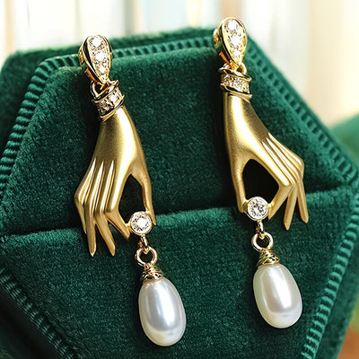 Pendientes de Perla con Mano Elegante