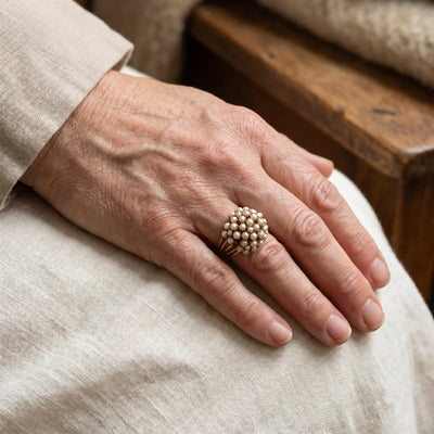Anillo de Oro Clásico con Perla Incrustada