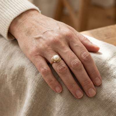 Anillo Elegante con Perla y Oro Brillante