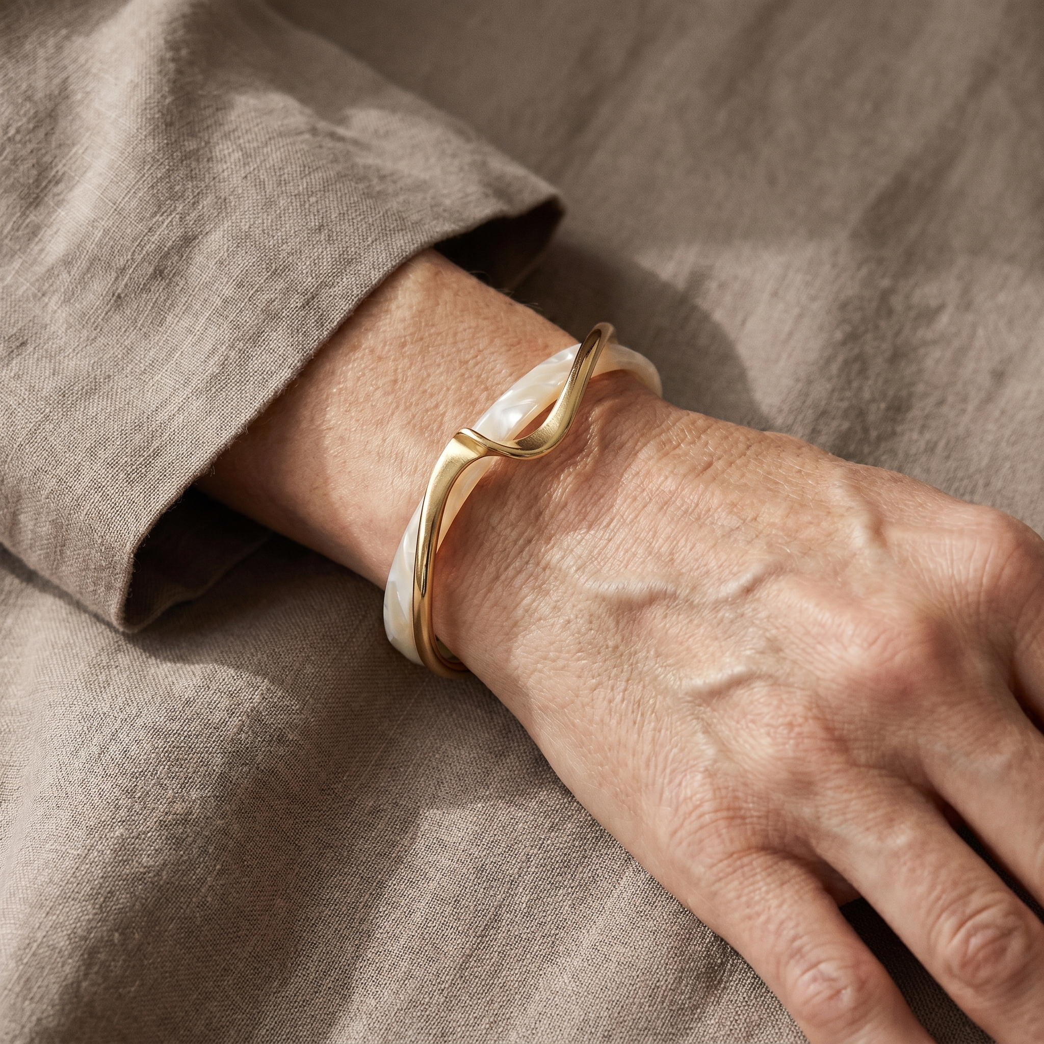 Pulsera Elegante de Oro con Ópalo Blanco