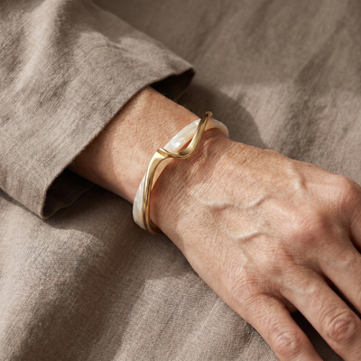Pulsera Elegante de Oro con Ópalo Blanco