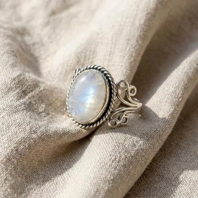 Anillo de Piedra Lunar Ovalada con Banda de Rizos