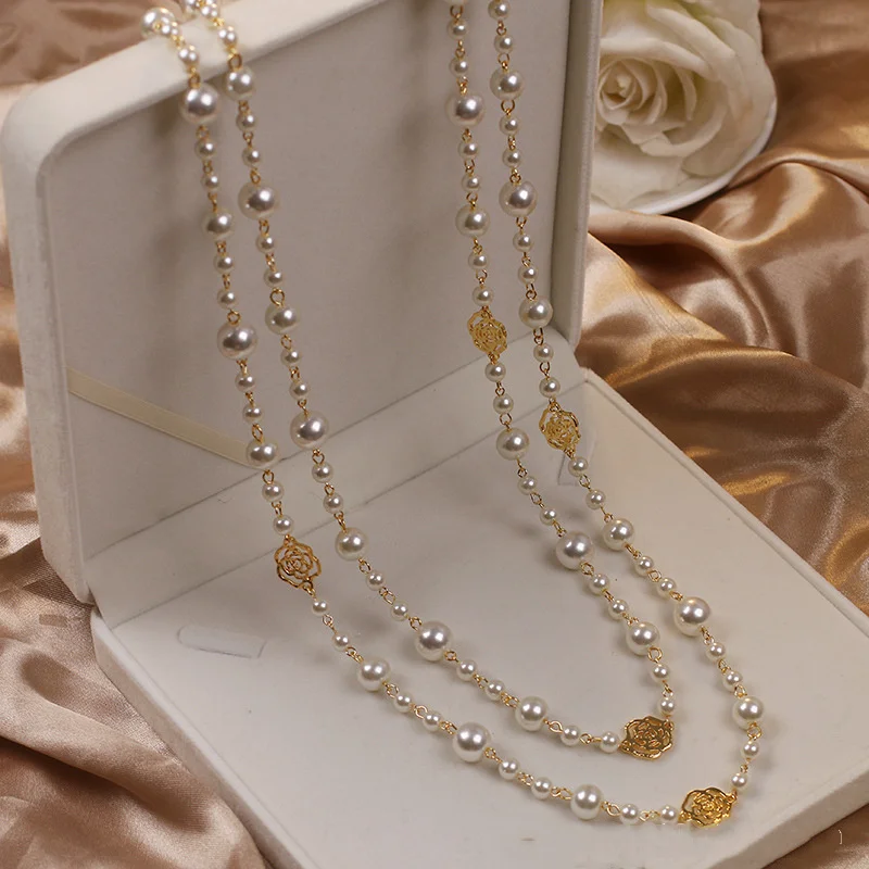 Collar Elegante con Perlas Doradas