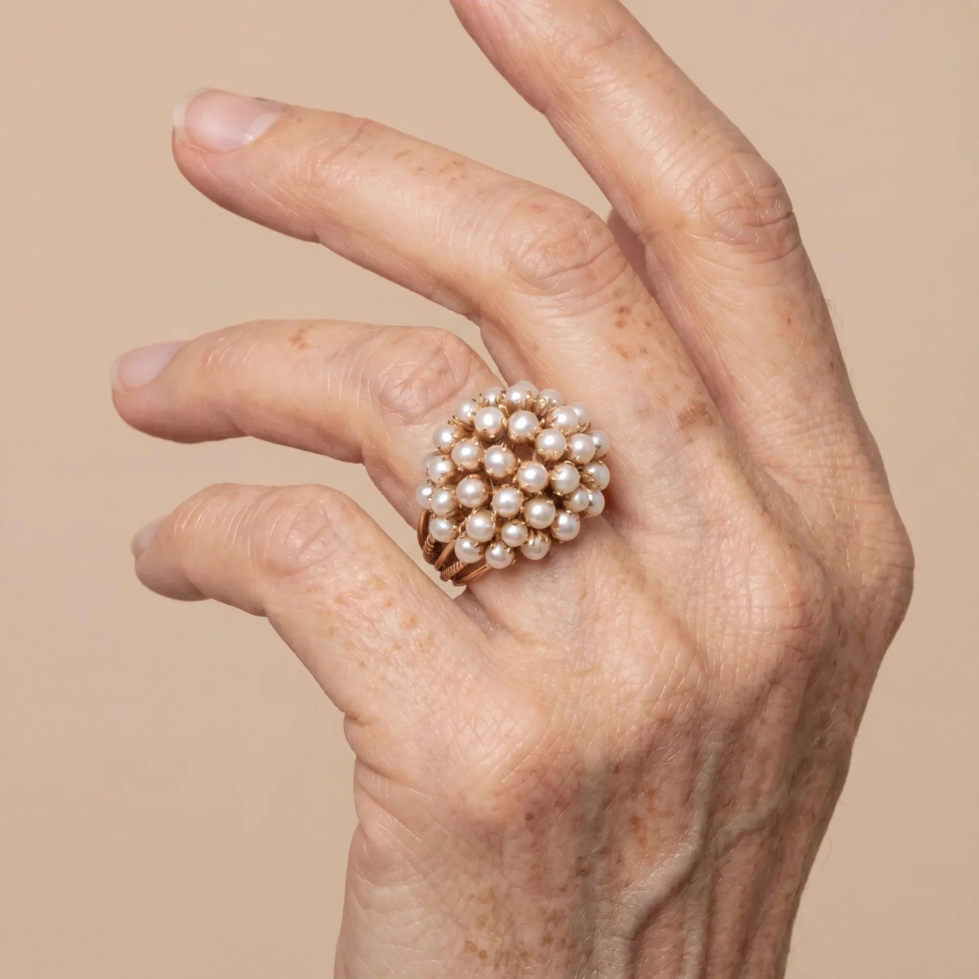 Anillo de Oro Clásico con Perla Incrustada