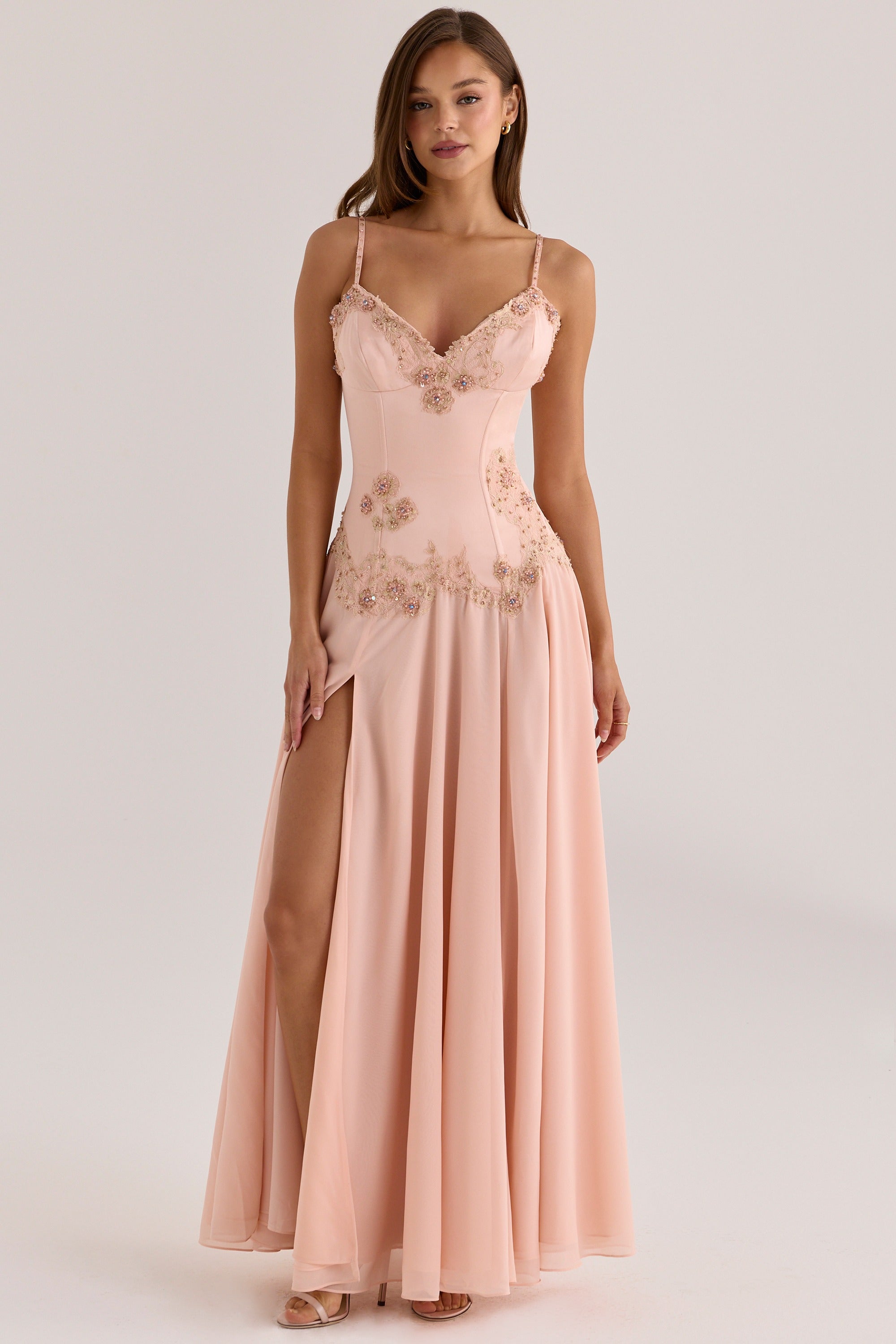 Larissa- Vestido maxi con pedrería cosida a mano