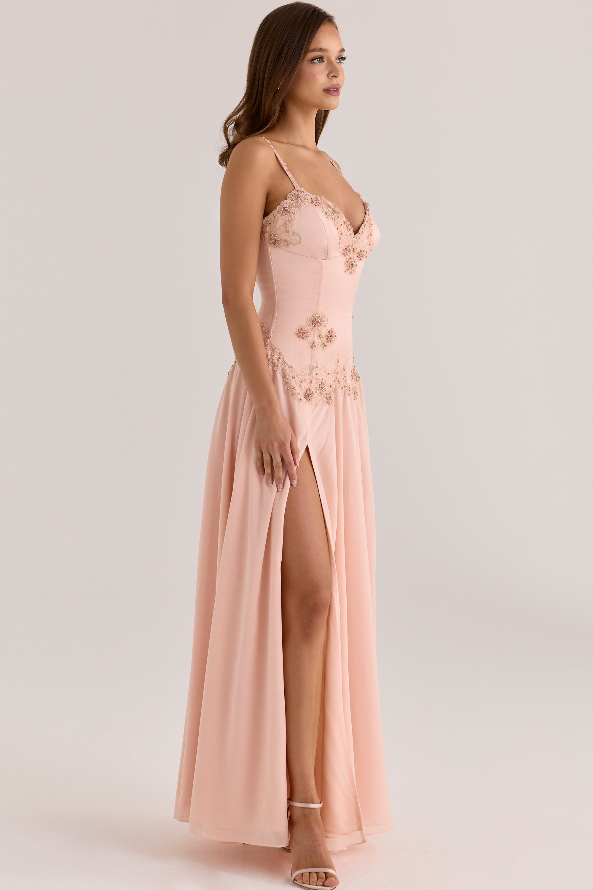 Larissa- Vestido maxi con pedrería cosida a mano
